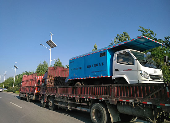 車載混凝土濕噴臺(tái)車、空壓機(jī)發(fā)貨現(xiàn)場(chǎng)